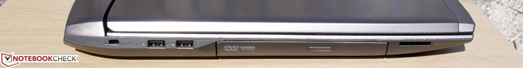 Слева: слот Kensington, два USB 3.0, оптический привод, SD-картридер