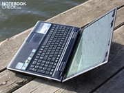 Ноутбук весом в 2.5 килограмма удобно лежит в руке и оставляет хорошее впечатление.