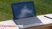 Если подключить клавиатуру, ThinkPad 10 выглядит, как обычный нетбук.