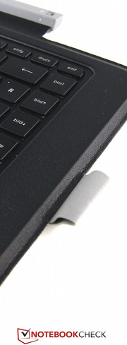На правом боку клавиатуры вшита петля для стилуса.