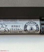 Аккумулятор весит более 200 грамм и имеет емкость 48 Вт*ч.