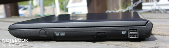 Справа: DVD привод, 2 x USB 2.0