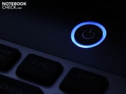 Кнопка питания слегка светится при включенном ноутбуке. Samsung решила отказаться от дополнительных световых эффектов.