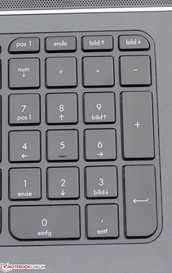 Раскладка клавиатуры полноценна и включает отдельный блок с цифрами.