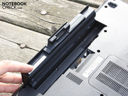 В последних моделях ноутбуков от Sony батареи вставляются в корпус поворотом в горизонтальной оси.