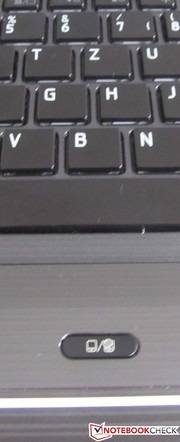 Выключатель сенсорной панели располагается под клавиатурой.