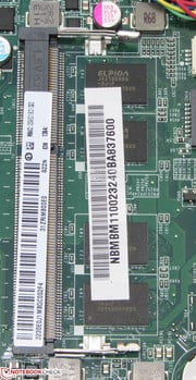 К плате припаян модуль памяти объемом 4 ГБ, а еще один можно установить самому в пустующий SODIMM-слот.