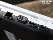 4 х USB 2.0, HDMI, аудио разъемов и VGA-выхода, на ноутбуке есть только переключатель активности беспроводных сетей.