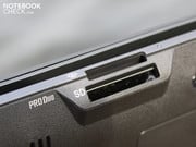 Типично для Sony: считыватели карт памяти для Memory Stick и SD карт.