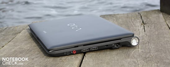 Sony Vaio VPC-YA1V9E/B: Отличный мобильный компаньоном с недостатком в виде глянцевого дисплея.