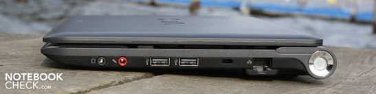 Справа: Аудио разъемы, 2 x USB 2.0, разъем для замка Кенсингтона, Ethernet