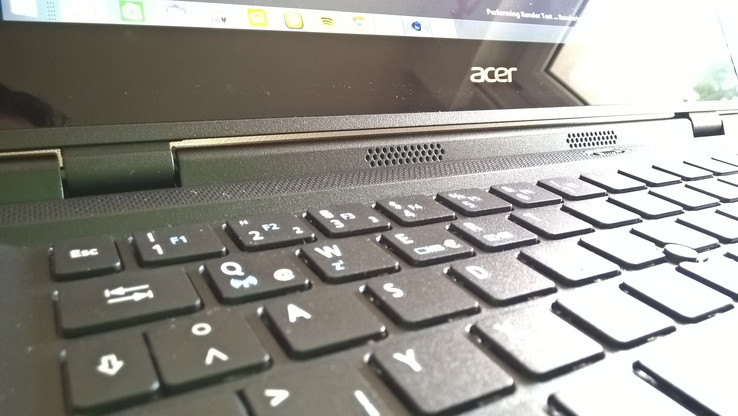 Качественный сенсорный экран дополняет неплохая чиклетная клавиатура.