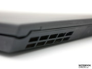 Решетка вентиляции на левой грани корпуса является частью системы охлаждения ноутбука.
