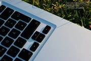 Производительность в играх нового MacBook улучшилась в сравнении с предшествующей моделью, так как он оборудован GeForce 9400M.
