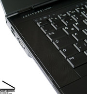 Динамик обеспечивает вполне удовлетворительный для офисных ноутбуков звук, однако, на полной громкости возникают помехи.
