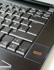 Клавиатура характерна понятной раскладкой и большими кнопками.