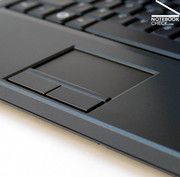 Тачпад имеет приятную на ощупь поверхность. Две клавиши имеют большую глубину нажатия – обычно для ноутбуков Dell.