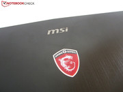 Конечно же, помимо логотипа MSI на крышке есть и красная эмблема с драконом, указывающая на принадлежность ноутбука к игровой серии.