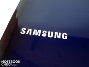 Логотип Samsung украшает крышку дисплея.