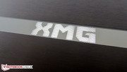 Логотип XMG подсвечивается голубым цветом при включенном ноутбуке.
