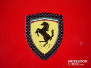 Логотип Ferrari на крышке
