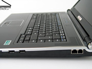 Оборудованный модулем UMTS, ноутбук позволяет выходить в Интернет через сотовую связь.