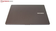 Samsung выбрала для ноутбука серебристо-серый цвет.