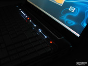 Дополнительные кнопки над клавиатурой выходят на передний план в условиях темного освещения.
