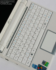 Как и в Eee PC 900, тачпад поддерживает технологию  Multitouch.