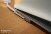 …и теперь удерживает кабель на месте надежнее чем предшествующие ноутбуки Apple.