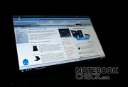 Он сильно отражает и с технической точки зрения уступает дисплею MacBook Pro 15.4".