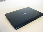Единственная цветная поверхность ноутбука – глянцевая темно-синяя крышка экрана.