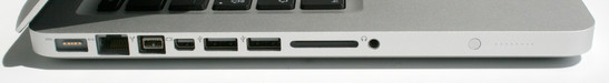 Слева: коннектор питания MagSafe, гигабитная LAN, FireWire 800, mini DisplayPort, 2 х USB 2.0, считыватель SD карт, комбинированный аудио порт (оптический/аналоговы