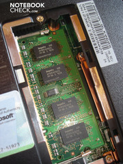 Встроенный 1 Гбайт DDR2, максимально возможное расширение до 2 Гб