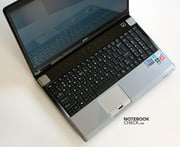 Форма ноутбука походит на некоторые модели HP Pavilion или Asus.
