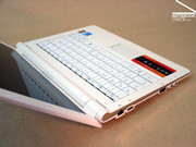 Основание обеспечивает прочность всему ноутбуку, что хорошо для мобильного использования.
