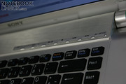 Над клавиатурой можно найти горячие кнопки для работы с мультимедиа приложениями и перехода в режим AV.