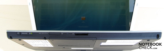 Вид спереди: WiFi-выключатель, порт для карт памяти, картридер