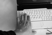 Пользователи с достаточно большими пальцами могут иметь проблемы с клавишами, которые могут оказаться просто слишком маленькими для них.