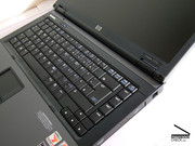 HP Compaq 6715 выполнен в скромном бизнес дизайне.