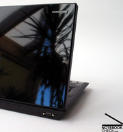 Первое, что бросается в глаза -  глянцевая поверхность, которая отличает SL500 от остальных ноутбуков Thinkpad.