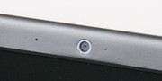 HD веб-камера в центре верхней части рамки дисплея.