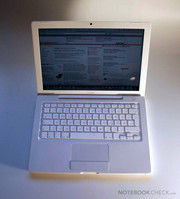 Белый MacBook все еще радует...
