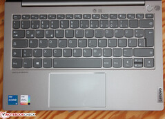 Обычная клавиатура, лишь немного приближенная к ThinkPad