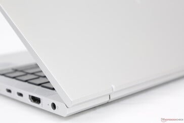 Серый цвет маскирует разводы от пальцев лучше, чем более тёмные корпуса Lenovo ThinkPad