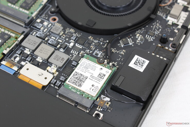 Адаптер Intel AX210 с поддержкой Wi-Fi 6E. При желании его можно заменить