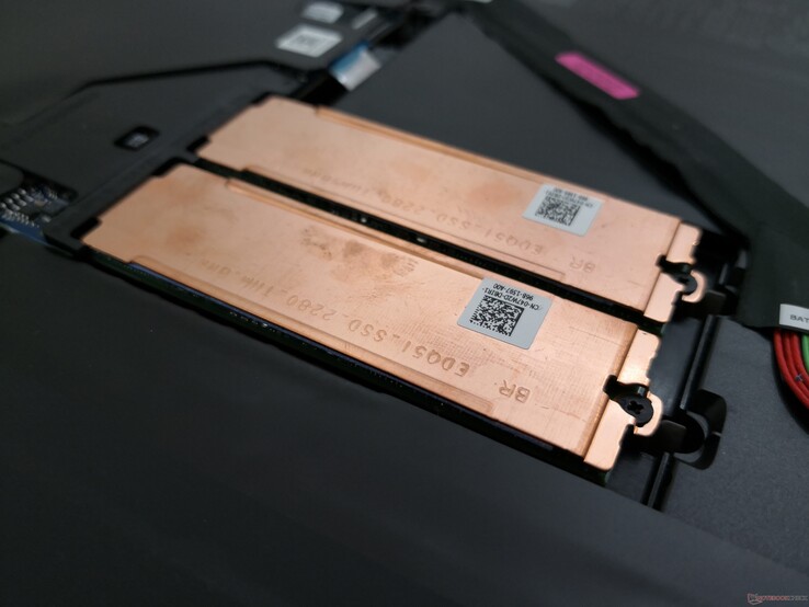 Медные пластины для лучшего охлаждения NVMe SSD. В ноутбуках такое решение - редкость