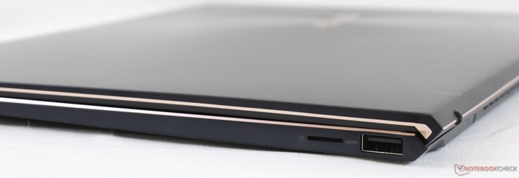 Справа: MicroSD, USB A 3.1 Generation 1