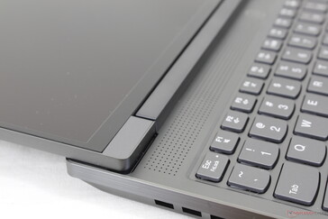 Ноутбук раскрывается на 180 градусов, что нетипично для игровых моделей