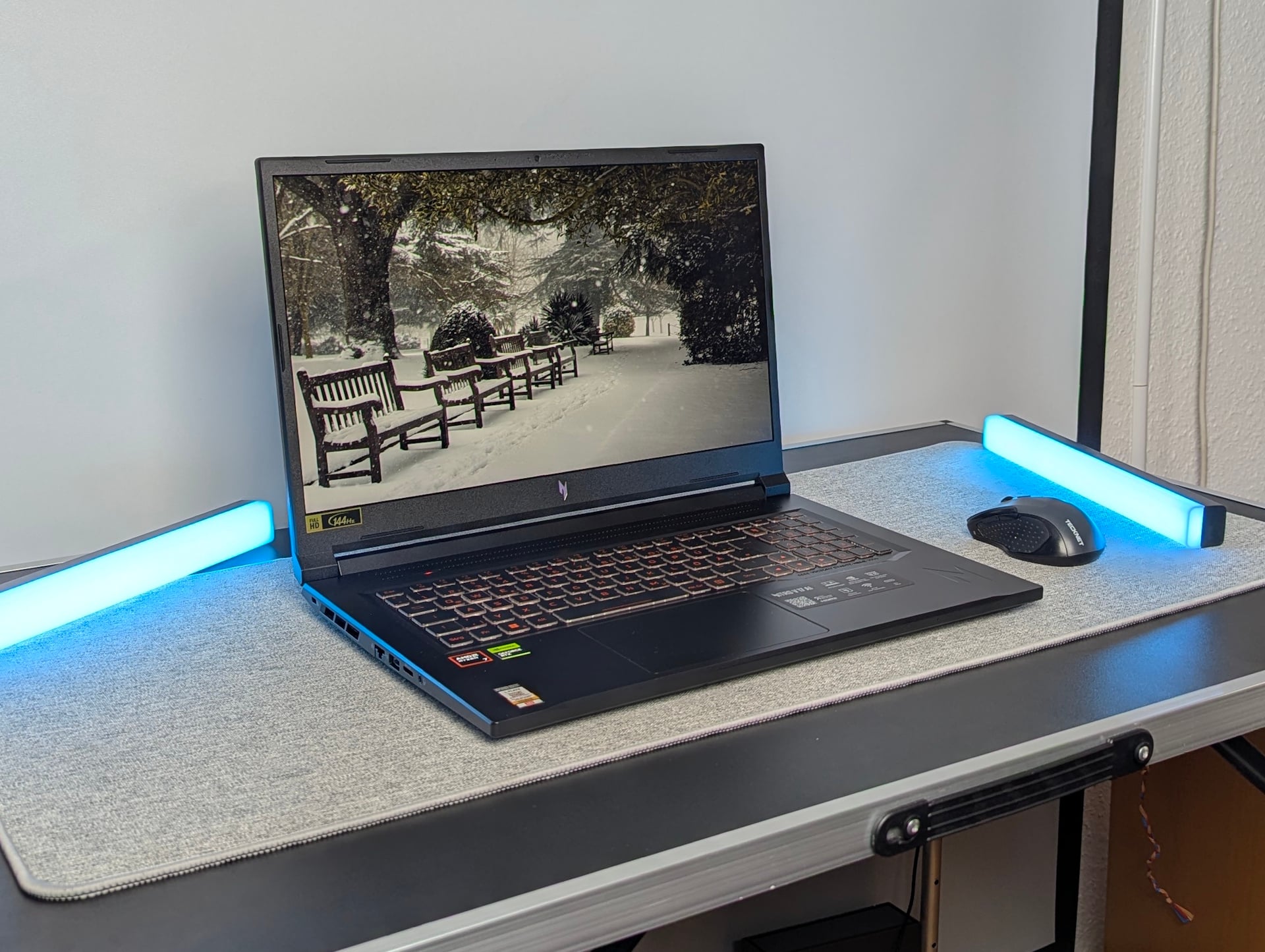 Acer Nitro V 17 на столе